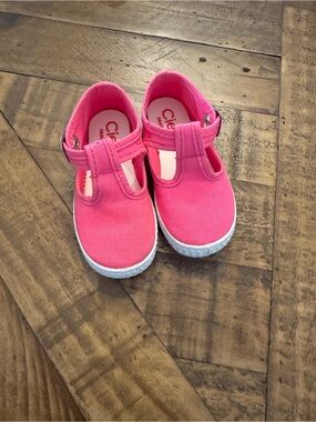 Cienta Kids Bright Pink Canvas T-Strap Sneakers